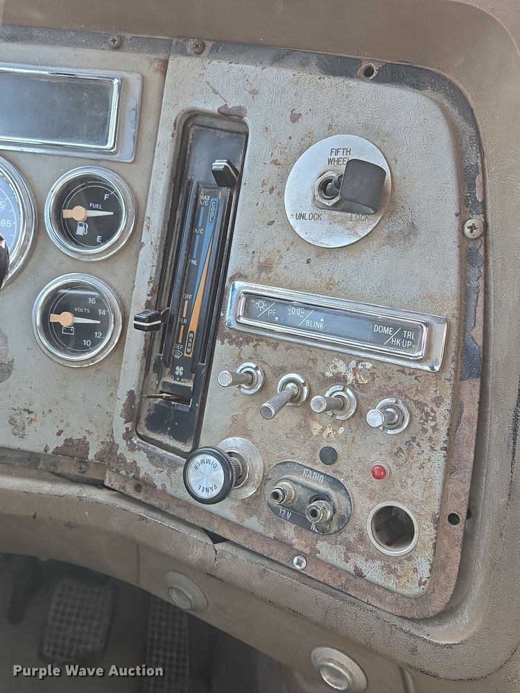 image for item DP6727 1996 Ford L-9000 semi truck