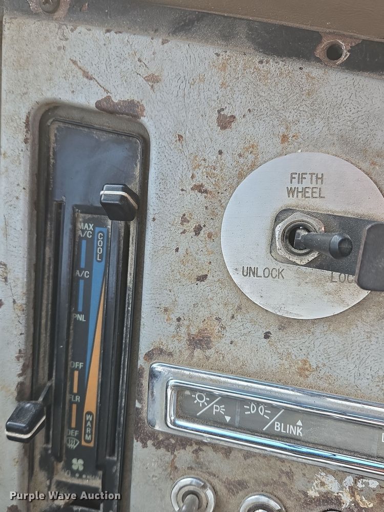 image for item DP6727 1996 Ford L-9000 semi truck