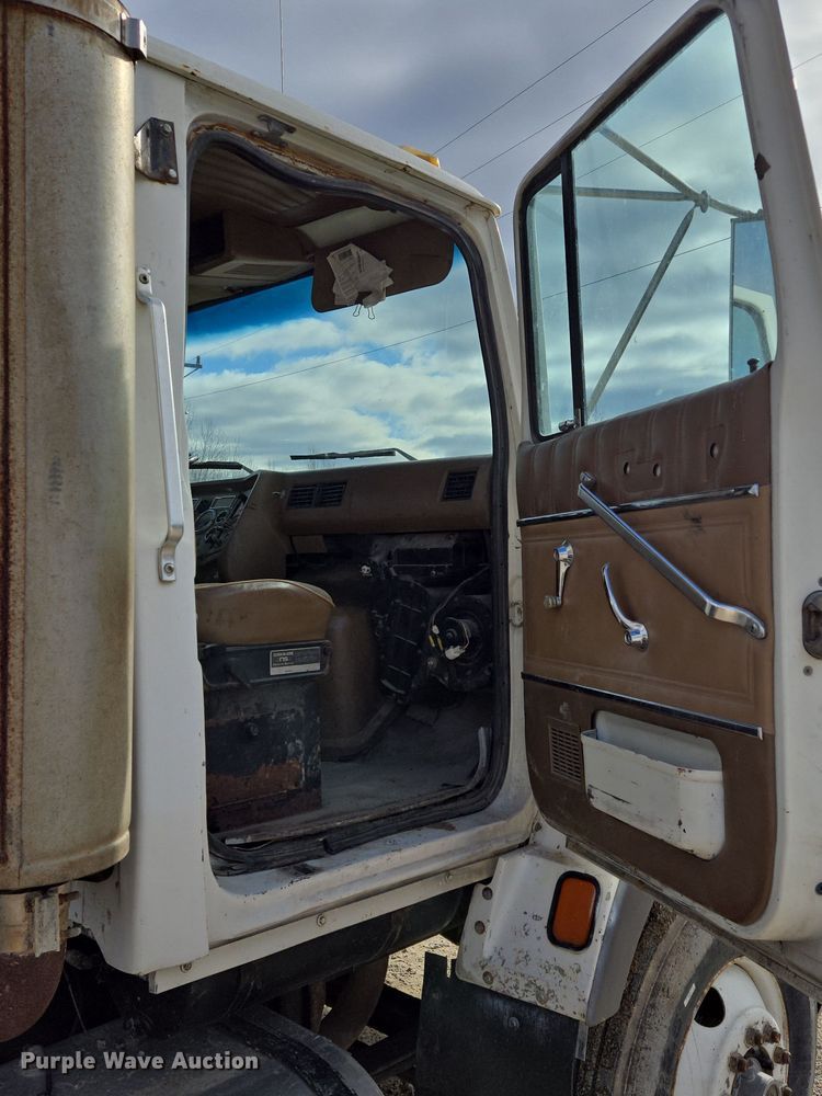 image for item DP6727 1996 Ford L-9000 semi truck