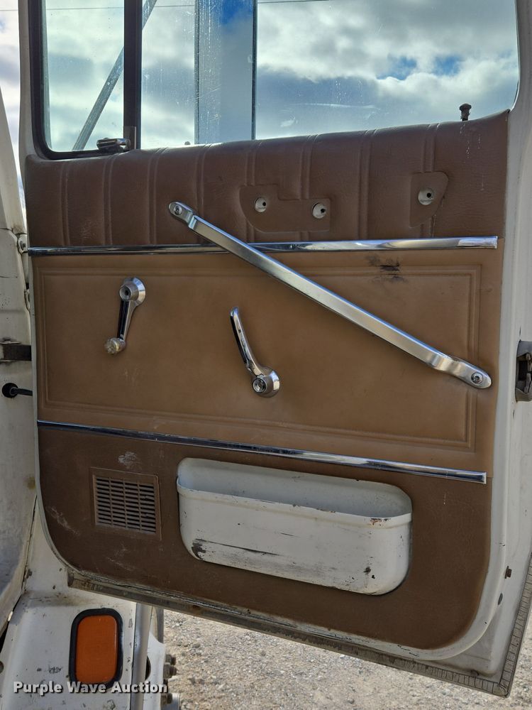 image for item DP6727 1996 Ford L-9000 semi truck