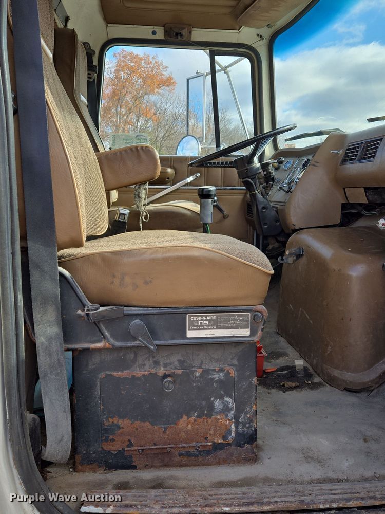 image for item DP6727 1996 Ford L-9000 semi truck