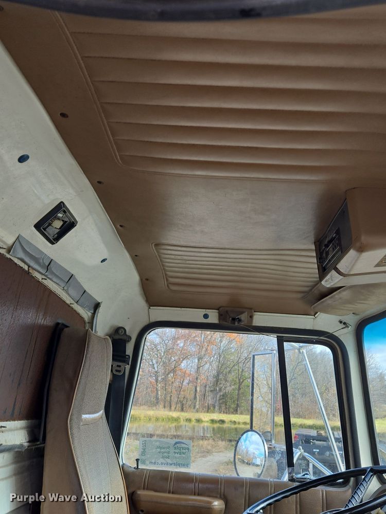 image for item DP6727 1996 Ford L-9000 semi truck