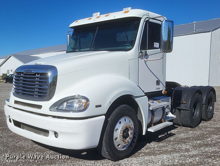 image for item DQ3759 2010 Freighliner Columbia semi truck