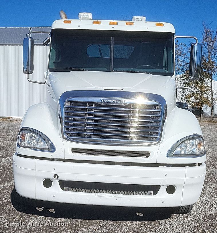 image for item DQ3759 2010 Freighliner Columbia semi truck