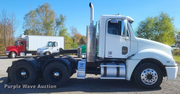 image for item DQ3759 2010 Freighliner Columbia semi truck