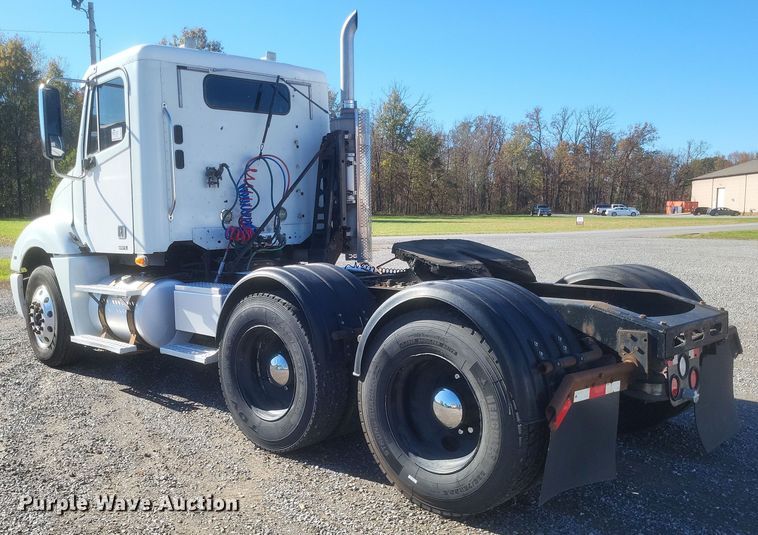 image for item DQ3759 2010 Freighliner Columbia semi truck