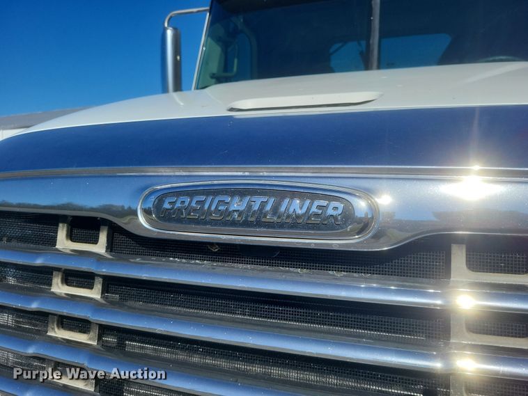 image for item DQ3759 2010 Freighliner Columbia semi truck