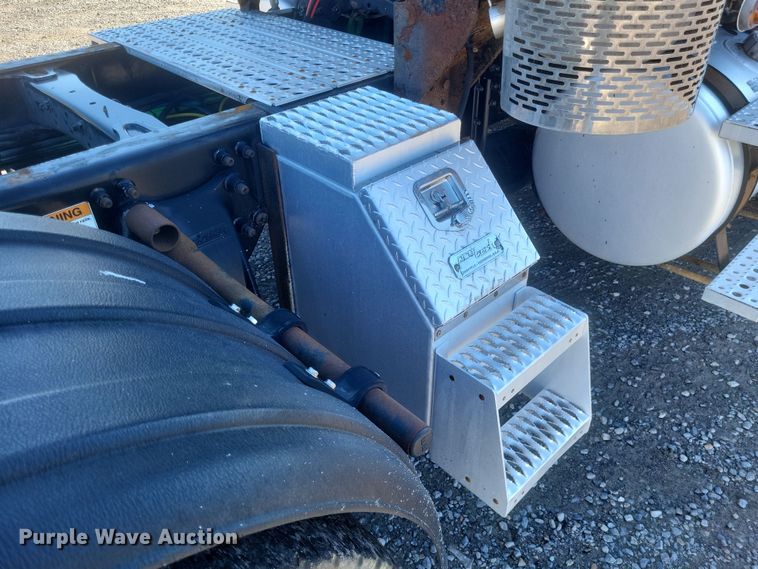 image for item DQ3759 2010 Freighliner Columbia semi truck