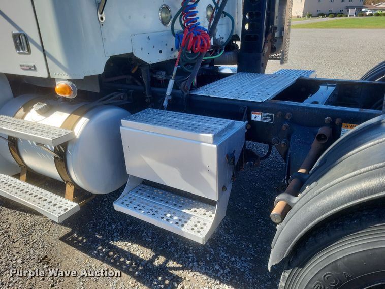 image for item DQ3759 2010 Freighliner Columbia semi truck