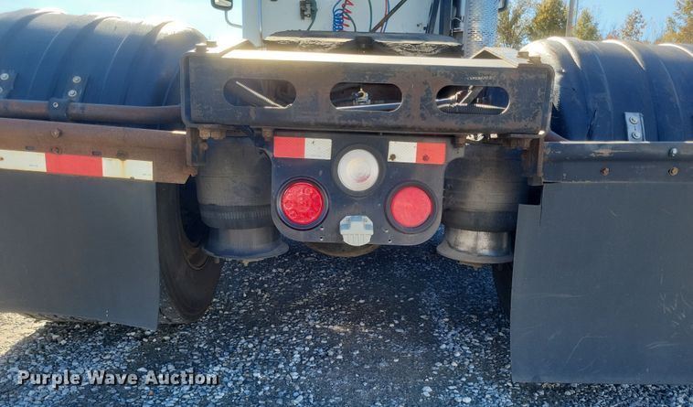 image for item DQ3759 2010 Freighliner Columbia semi truck