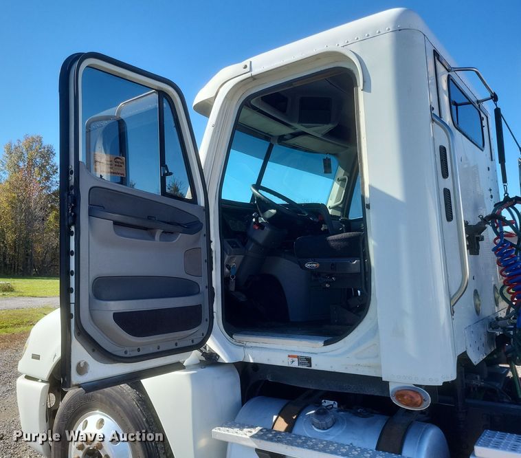 image for item DQ3759 2010 Freighliner Columbia semi truck