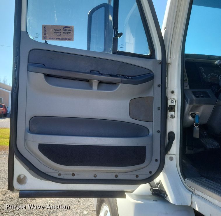 image for item DQ3759 2010 Freighliner Columbia semi truck