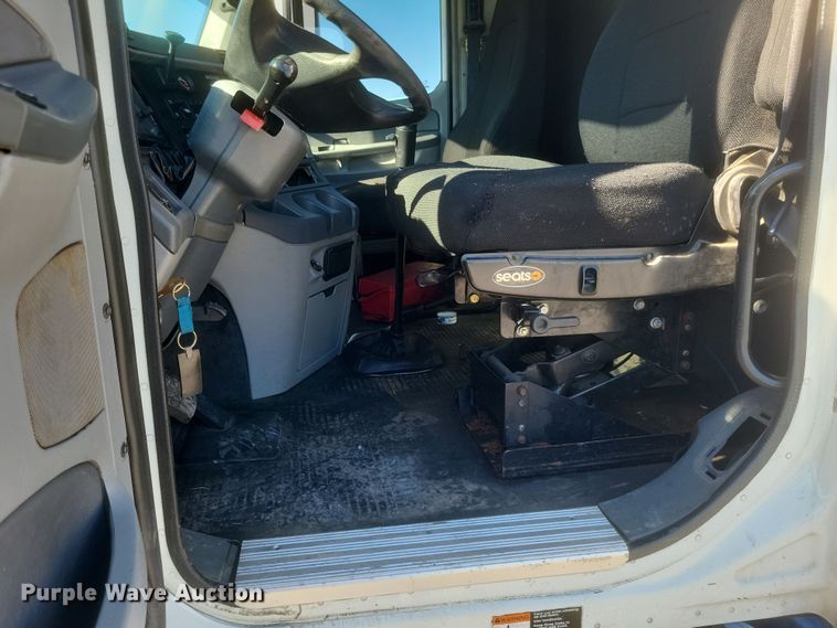 image for item DQ3759 2010 Freighliner Columbia semi truck