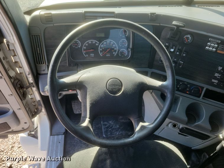 image for item DQ3759 2010 Freighliner Columbia semi truck