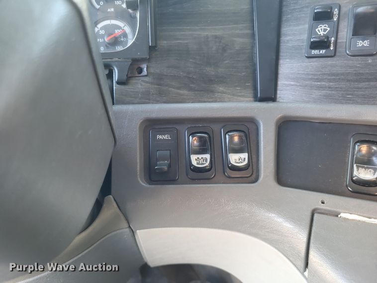 image for item DQ3759 2010 Freighliner Columbia semi truck