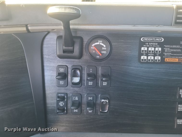 image for item DQ3759 2010 Freighliner Columbia semi truck