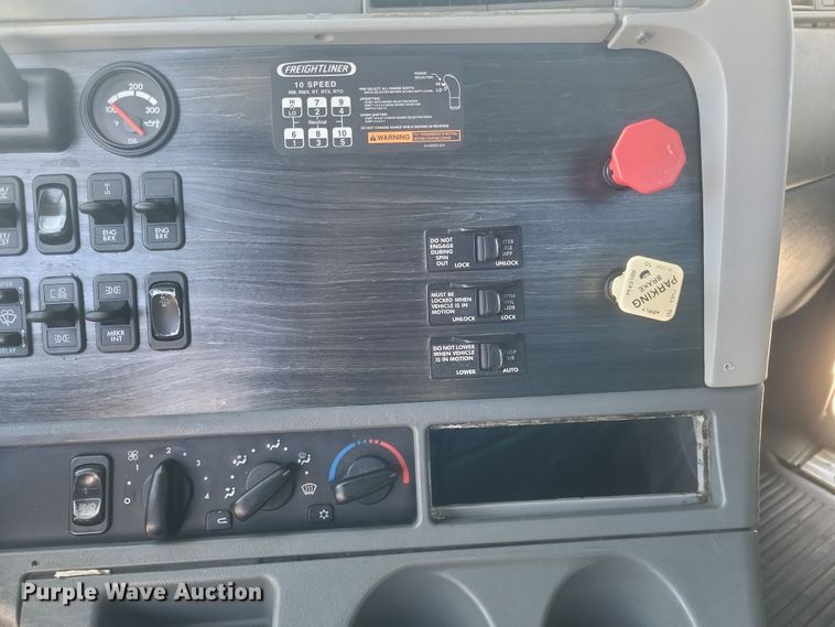 image for item DQ3759 2010 Freighliner Columbia semi truck