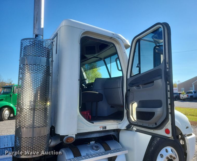 image for item DQ3759 2010 Freighliner Columbia semi truck