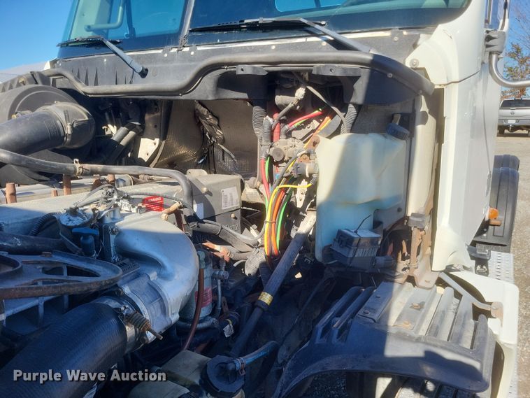 image for item DQ3759 2010 Freighliner Columbia semi truck