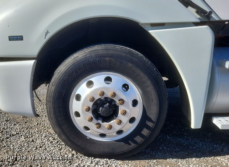 image for item DQ3759 2010 Freighliner Columbia semi truck