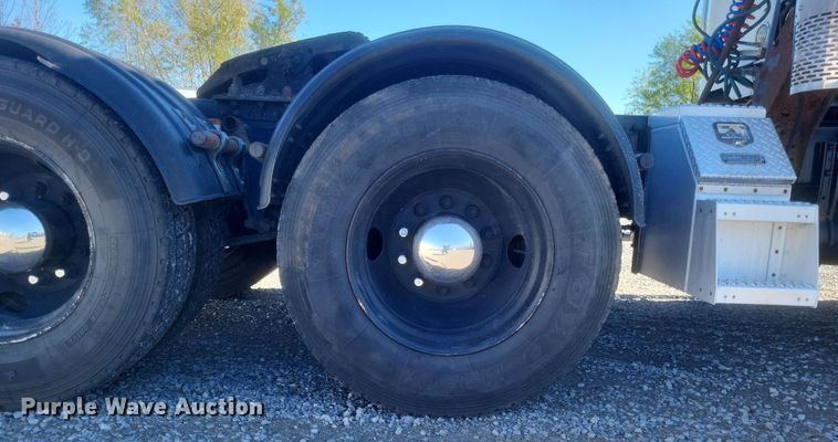 image for item DQ3759 2010 Freighliner Columbia semi truck