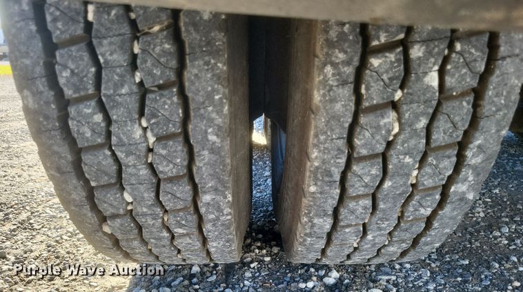 image for item DQ3759 2010 Freighliner Columbia semi truck