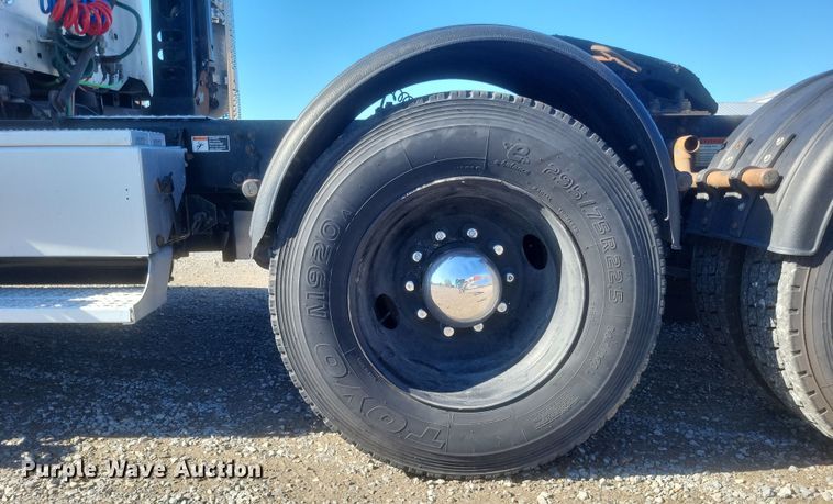 image for item DQ3759 2010 Freighliner Columbia semi truck