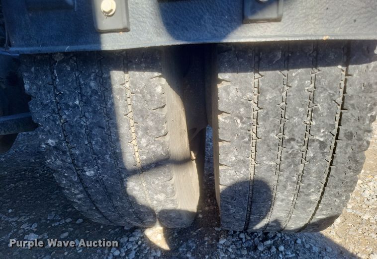 image for item DQ3759 2010 Freighliner Columbia semi truck