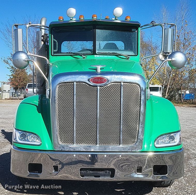 image for item DQ3760 2013 Peterbilt 384 semi truck