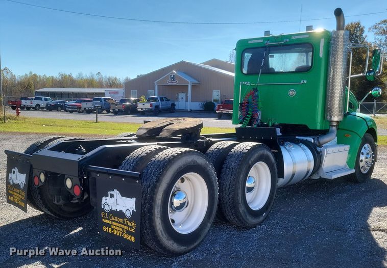 image for item DQ3760 2013 Peterbilt 384 semi truck