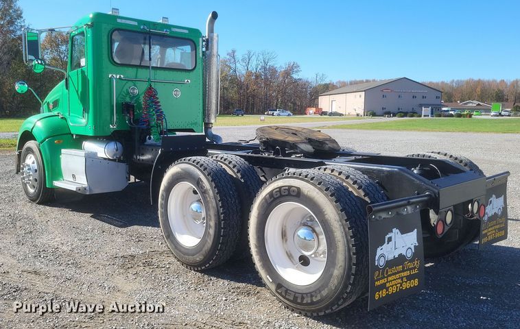 image for item DQ3760 2013 Peterbilt 384 semi truck