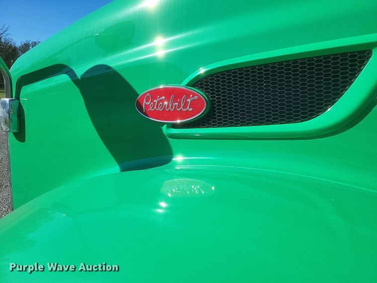 image for item DQ3760 2013 Peterbilt 384 semi truck