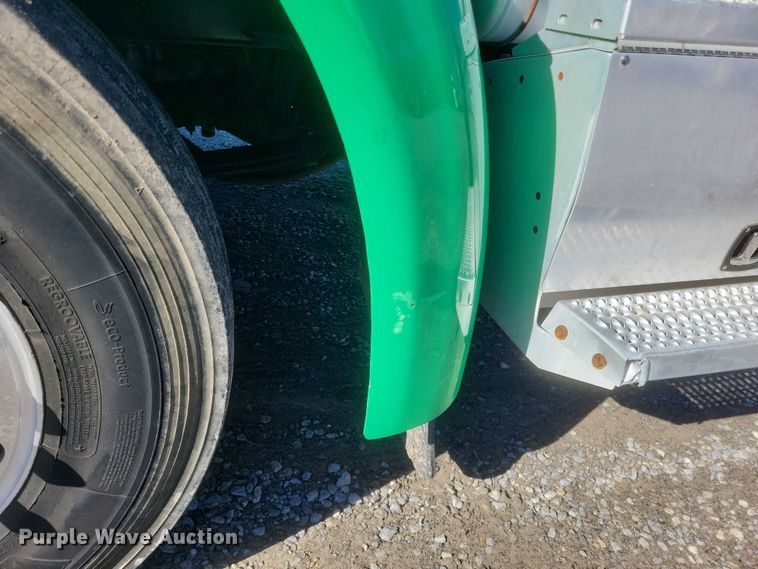 image for item DQ3760 2013 Peterbilt 384 semi truck