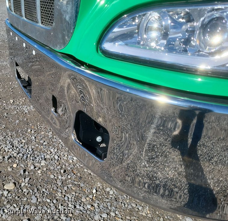 image for item DQ3760 2013 Peterbilt 384 semi truck