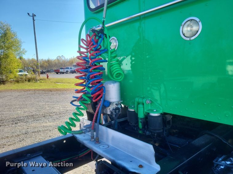 image for item DQ3760 2013 Peterbilt 384 semi truck