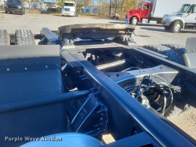 image for item DQ3760 2013 Peterbilt 384 semi truck