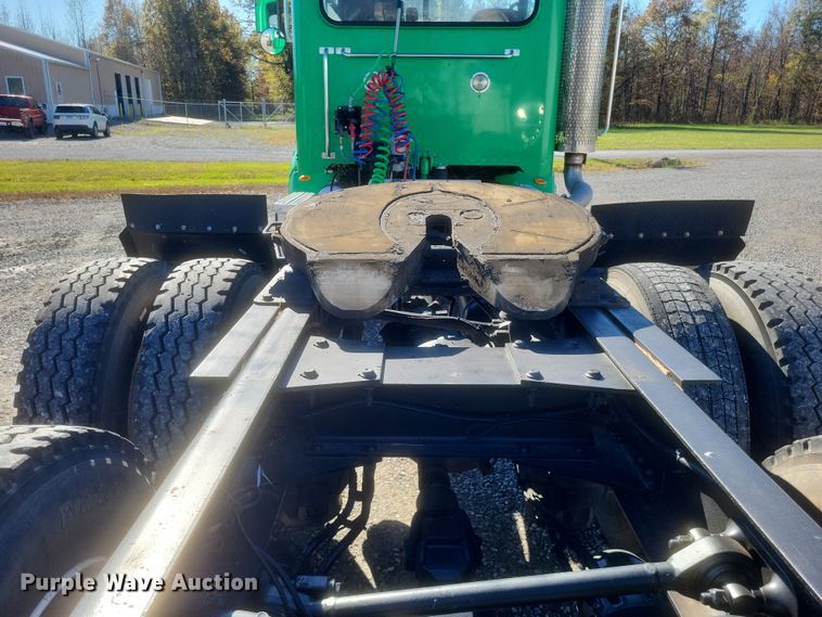 image for item DQ3760 2013 Peterbilt 384 semi truck