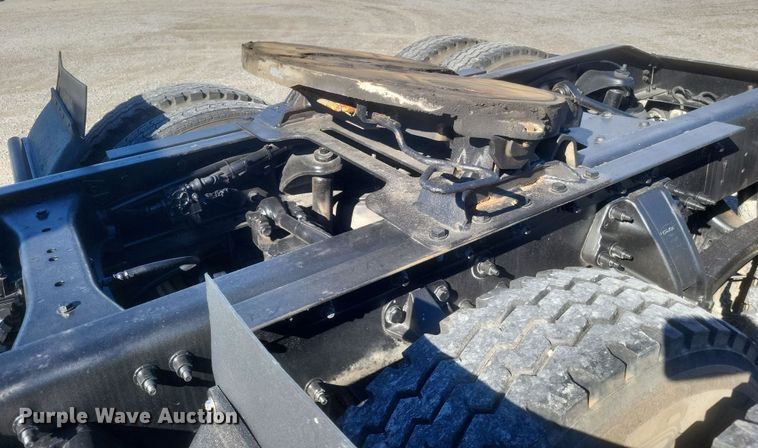 image for item DQ3760 2013 Peterbilt 384 semi truck