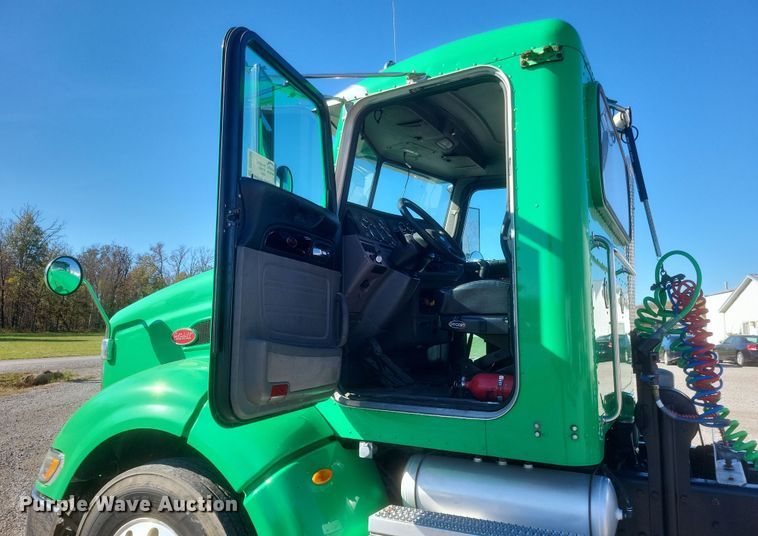 image for item DQ3760 2013 Peterbilt 384 semi truck