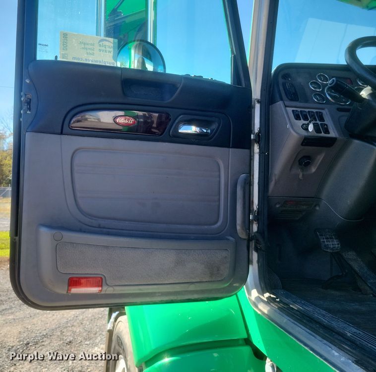 image for item DQ3760 2013 Peterbilt 384 semi truck