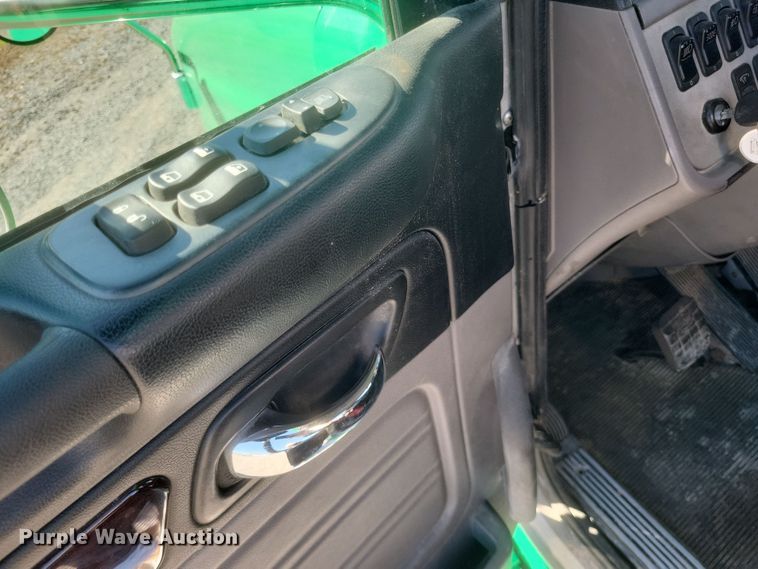 image for item DQ3760 2013 Peterbilt 384 semi truck