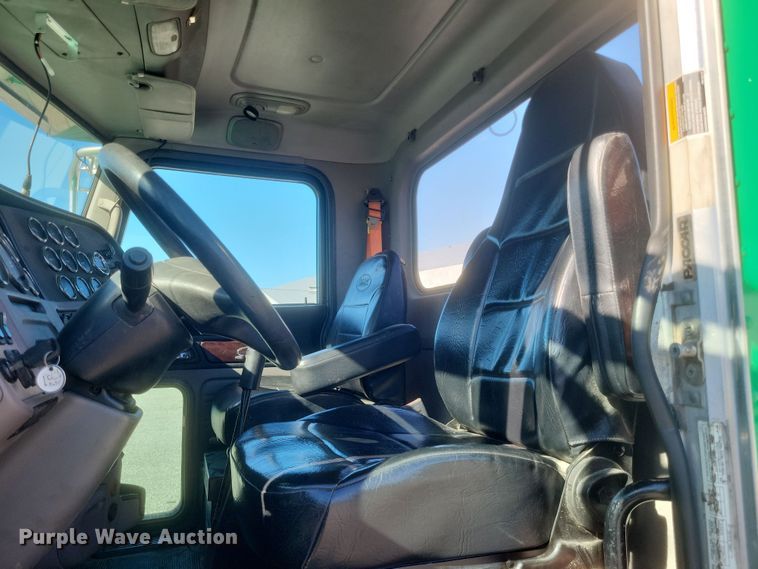 image for item DQ3760 2013 Peterbilt 384 semi truck
