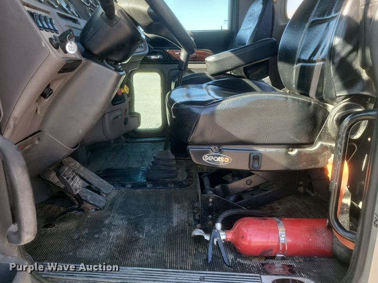 image for item DQ3760 2013 Peterbilt 384 semi truck