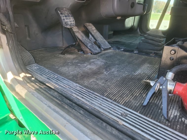 image for item DQ3760 2013 Peterbilt 384 semi truck