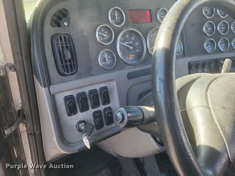 image for item DQ3760 2013 Peterbilt 384 semi truck