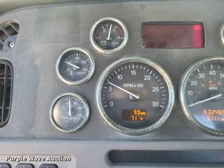 image for item DQ3760 2013 Peterbilt 384 semi truck