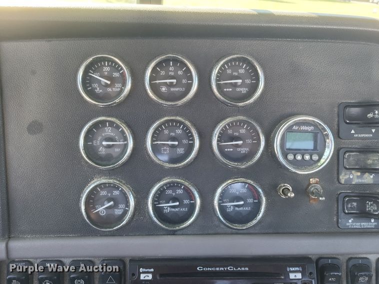 image for item DQ3760 2013 Peterbilt 384 semi truck