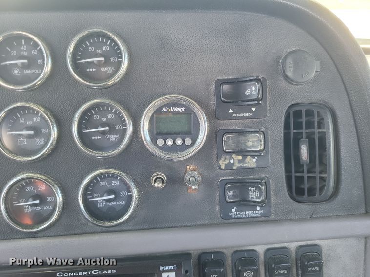 image for item DQ3760 2013 Peterbilt 384 semi truck