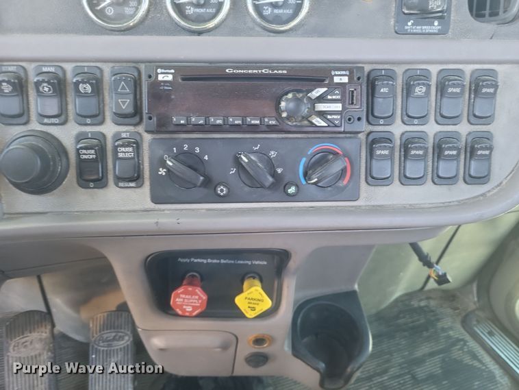 image for item DQ3760 2013 Peterbilt 384 semi truck