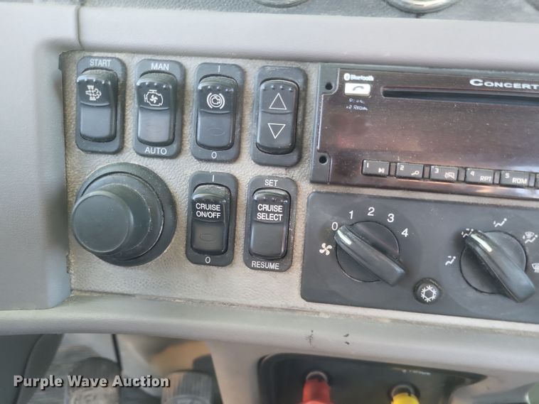 image for item DQ3760 2013 Peterbilt 384 semi truck